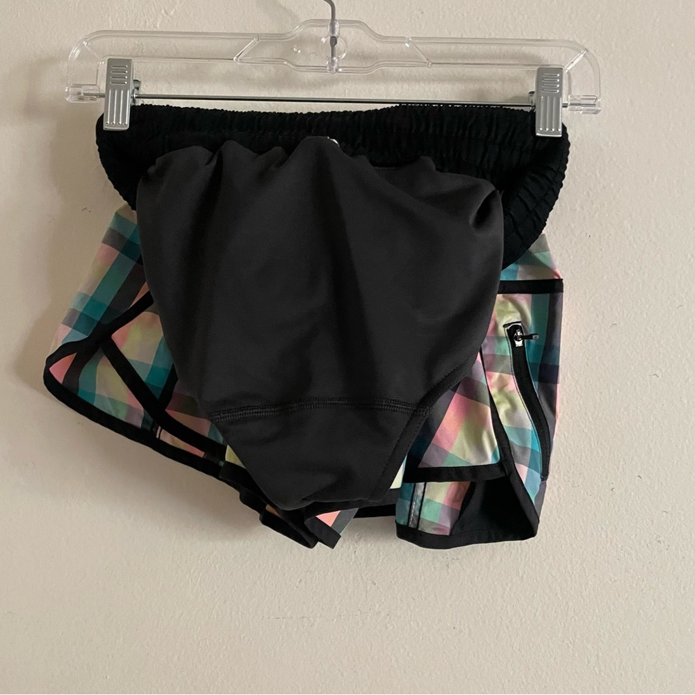 Lululemon shorts size 6 - Picture 4 of 5